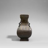 Vierkantvase vom Typ fang hu. Bronze. Qing-Zeit Archaisierende Form im Stil der Han-Zeit mit zwei