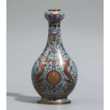 Vase. Émail Cloisonné. 19./20. Jh. Tropfenform mit knoblauchförmiger Mündung. In buntem émail