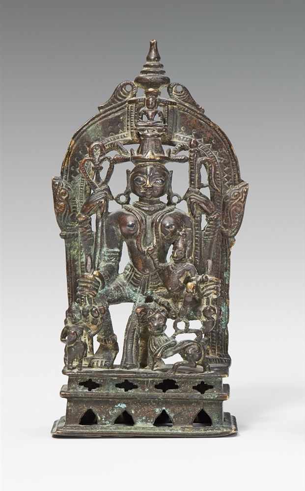 Jain-Altar der Ambika. Bronze mit Einlagen aus Silber. Gujarat/Rajasthan. Datiert 1501 Ambika - Image 2 of 3