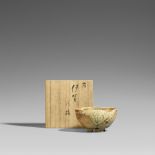 Chawan. Iga. Edo-Zeit, 17. Jh. Halbkugelig, hissengata-Typ, von ovalem Querschnitt mit