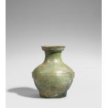 Vase von hu-Form mit grüner Bleiglasur. Östliche Han-Zeit (25-220) Kugeliger Körper mit weitem,