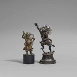 Zwei Figuren. Bronze. Ming-/Qing-Zeit/Edo-Zeit a) Figur eines westlichen Barbaren mit flatterndem