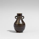 Kleine Vase. Bronze Ming-Zeit Eiformig mit horizontalen Rillen, um den Hals taotie auf leiwen in