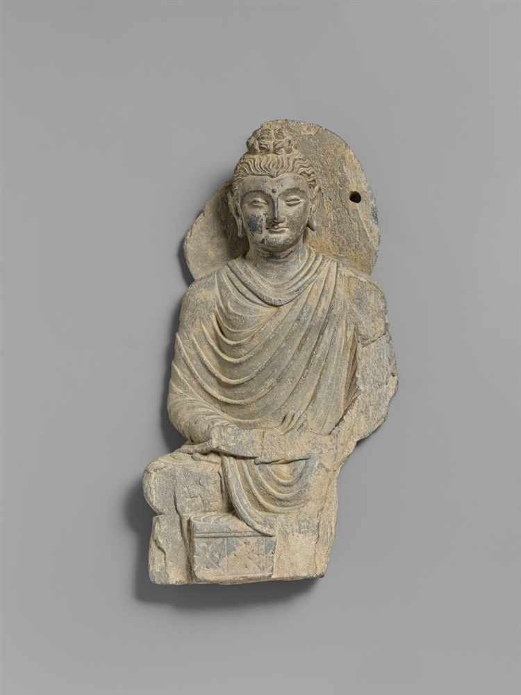 Figur eines Buddha. Grauer Schist. Pakistan, Gandhara. 2./3. Jh. Im Meditationssitz auf einem Thron,