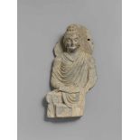 Figur eines Buddha. Grauer Schist. Pakistan, Gandhara. 2./3. Jh. Im Meditationssitz auf einem Thron,