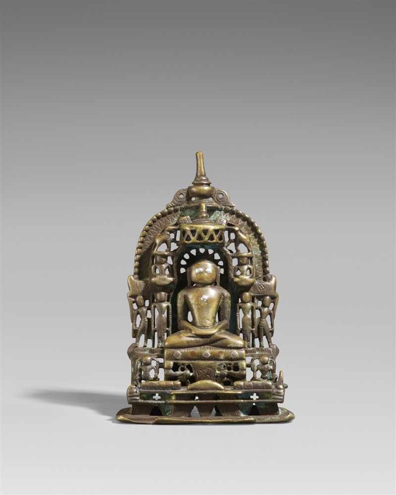 Jain-Altar. Bronze. Gujarat/Rajasthan. 15. Jh oder später Der tirthanklara sitzt in Meditation auf