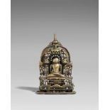 Jain-Altar. Bronze. Gujarat/Rajasthan. 15. Jh oder später Der tirthanklara sitzt in Meditation auf