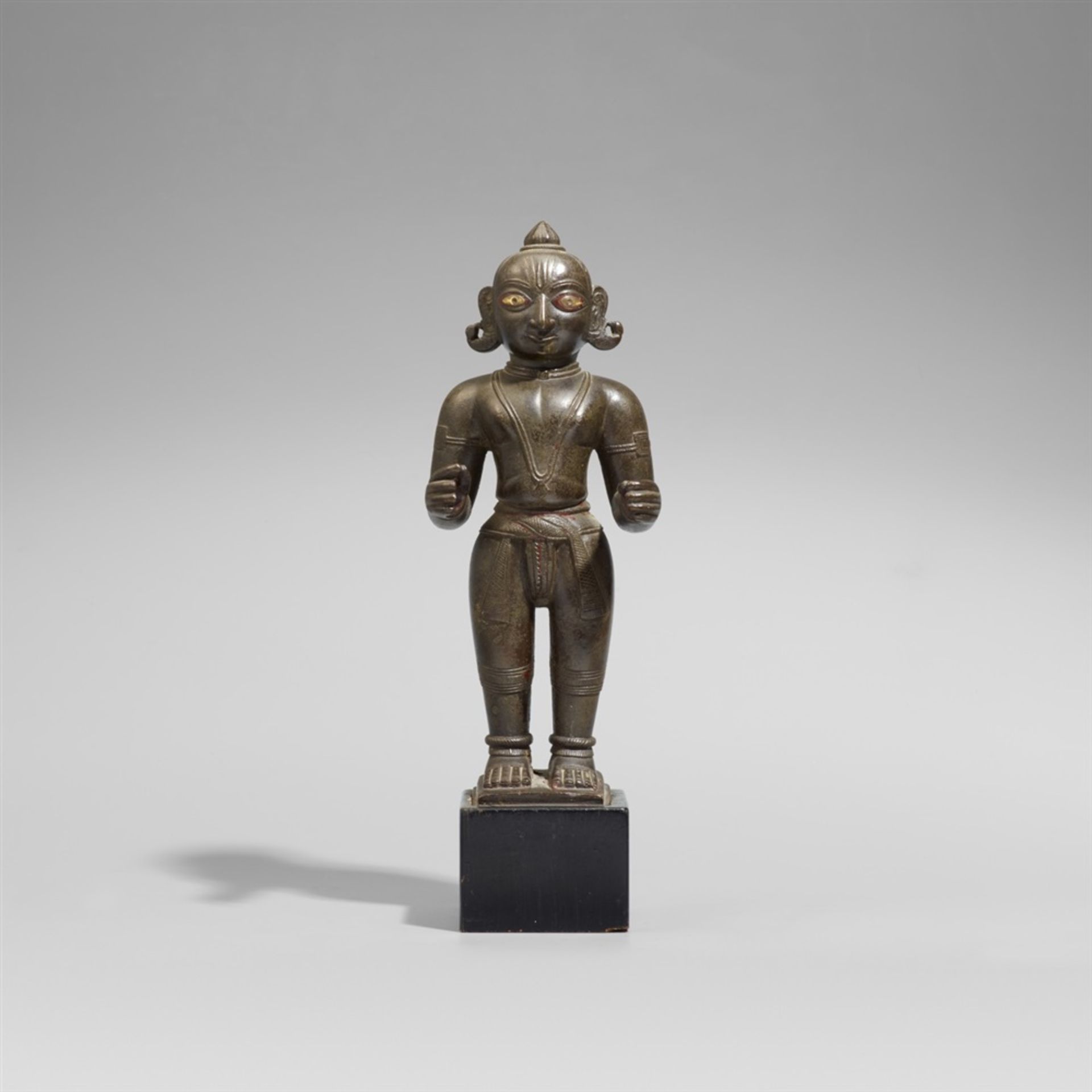 Männliche Figur. Bronze. Ostindien. 19. Jh. Stehend, der eng anliegende dhoti ist mit einer - Bild 2 aus 3