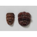 Zwei Masken-Netsuke. Holz. Spätes 19. Jh. a) Nô-Maske eines greisen Mannes. Sign.: Nobuyuki. b)