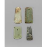 Vier Jade-Axtköpfe (yue). Wahrscheinlich Neolithisch (6500- 1700 v. Chr.) Jeweils mit einem