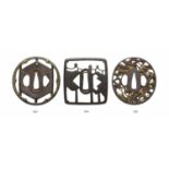 Tsuba. Eisen. 17./18. Jh. Rund. In breitem, glattem Rand in durchbrochenem Relief Garnspule, auf dem