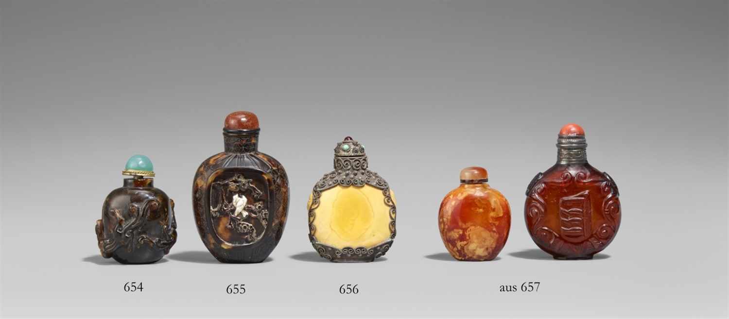 Vier snuff bottle. Veschiedene Materialien a) Wolkiger, honigfarbener Bernstein. b)