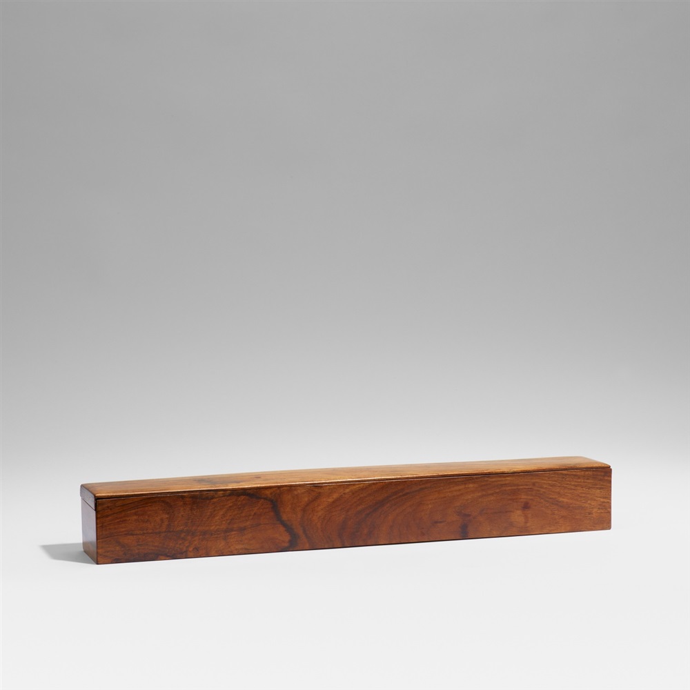Kasten für eine Hängerolle. Huanghuali-Holz. 19. Jh. Mit einem einzuschiebenden Deckel. L 56,8