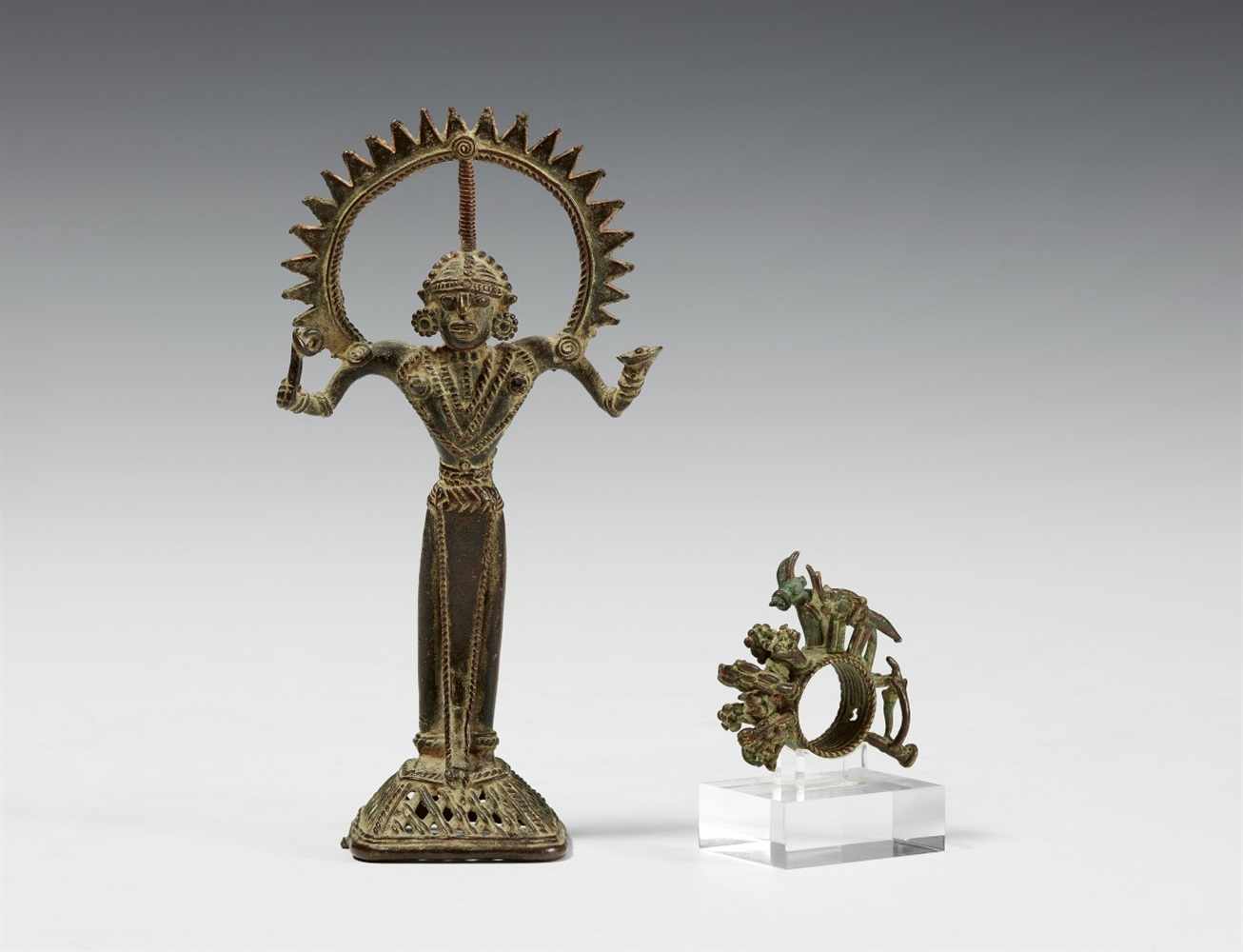 Figur und ein Ritualring. Bronze. Zentralindien, Chhattisgarh, Bastar. 20. Jh. a) Weibliche