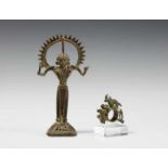 Figur und ein Ritualring. Bronze. Zentralindien, Chhattisgarh, Bastar. 20. Jh. a) Weibliche