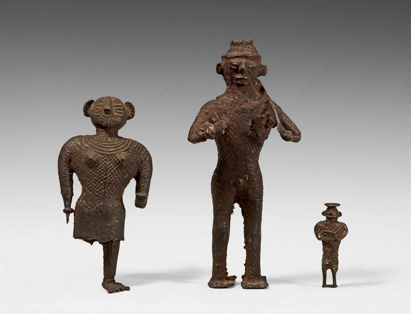 Drei stehende Figuren. Bronze. Zentralindien, Orissa/Andhra Pradesh-Grenzgebiet. Maliah-Kondh-Stamm.