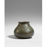 Gedrungene Vase. Bronze. Meiji-Zeit Am Boden Siegelmarke: Gotô UnshôIn flachem Relief drei