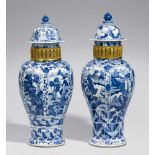 Zwei blau-weiße Deckelvasen mit Ormulu-Montierung. Kangxi-Periode (1662-1722) Balusterförmige