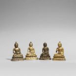 Vier Buddha-Figuren. Kupferlegierung und Gelbguss. Tibet. Spätes 19. Jh. In Meditationssitz auf