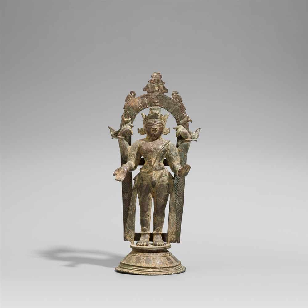 Figur eines vierarmigen Shiva. Bronze. Ostindien 17./19. Jh. Stehend auf einem runden Lotossockel, - Image 3 of 3