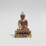 Buddha Shakyamuni. Kupferlegierung, über Rotlack vergoldet. Tibet. 17. Jh. In Meditationssitz auf