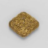 Rautenförmige Gürtelschließe. Kupfer, vergoldet. Wohl Liao-Zeit, 11. Jh. In getriebenem Relief