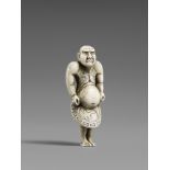 Zwei Netsuke. Elfenbein. Spätes 20. Jh. a) Stehender Sumô-Ringer in Zeremonialschürze (kesho