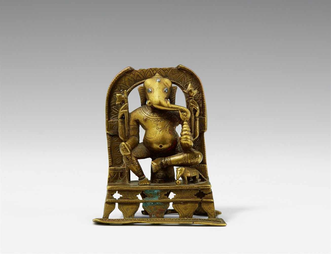 Jain-Altar des Ganesha. Messingfarbene Bronze mit Einlagen aus Silber. Westindien, Gujarat/Rajasthan