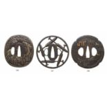 Tsuba. Eisen. Edo-Zeit Abgerundet viereckig. In flachem Relief Hirsch und Hirschkuh unter einem