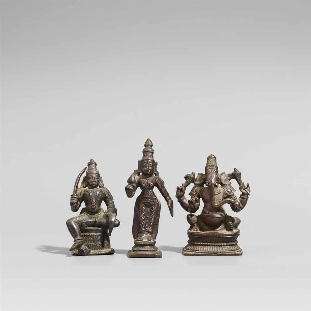 Drei Figuren. Bronze. Südindien. 19. Jh. a) Gottheit mit Schwert und Schild, unter dem rechten Fuß