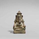 Figur eines sitzenden Ganesha. Bronze. Kambodscha. Im Stil des 12./13. Jh. Im Meditationssitz auf