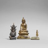 Drei Figuren. Bronze. Birma a) Buddha Shakyamuni im Meditationssitz auf einem sanduhrförmigen Thron,