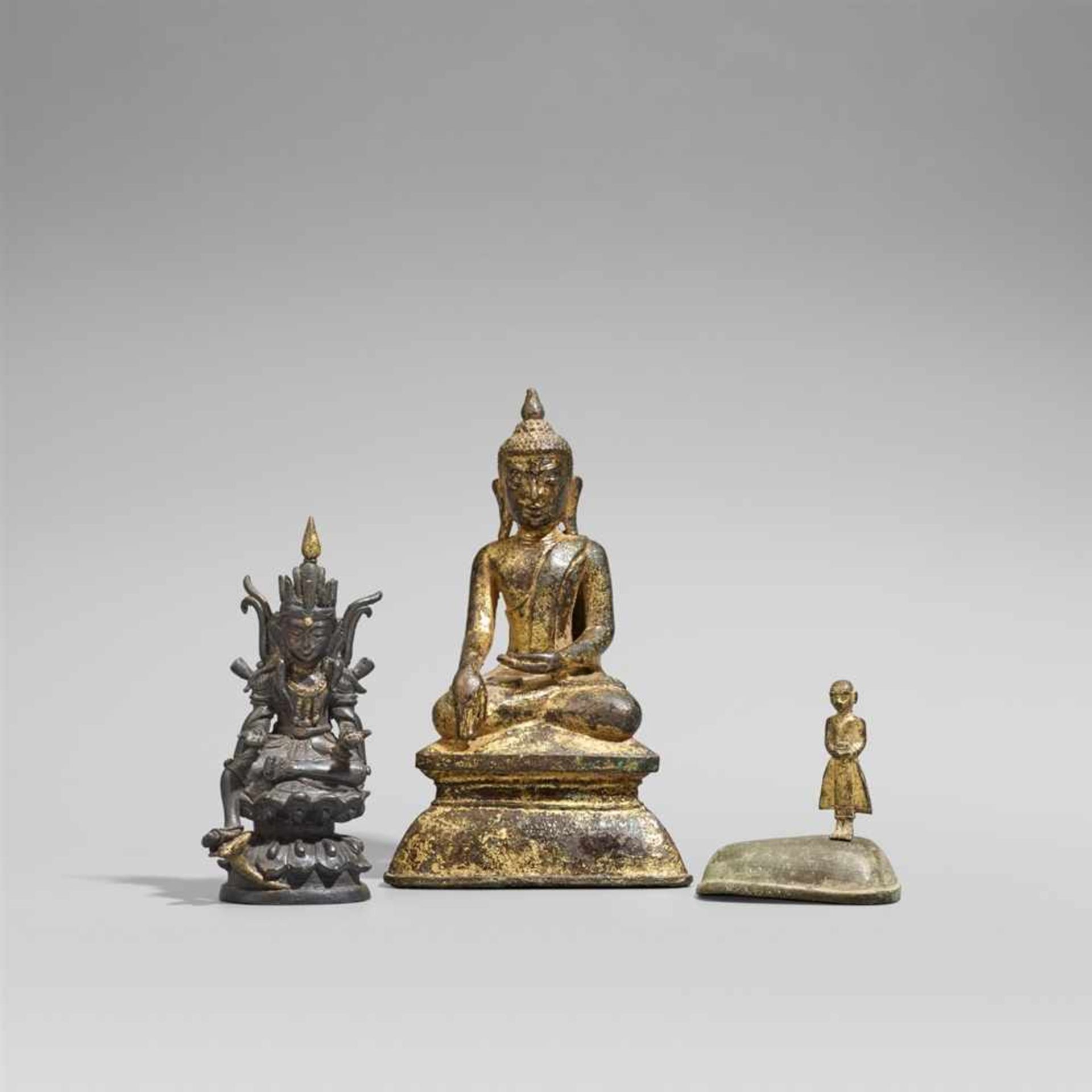 Drei Figuren. Bronze. Birma a) Buddha Shakyamuni im Meditationssitz auf einem sanduhrförmigen Thron,