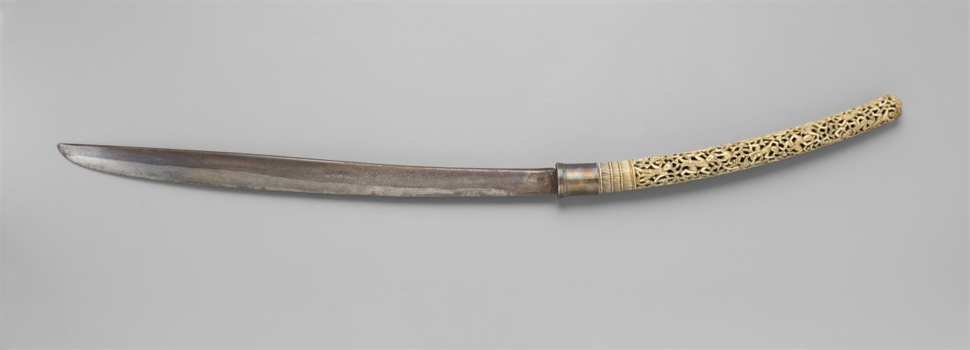 Langes Schwert (dha). Birma 19. Jh. Lange einschneidige, wenig gebogene Stahlklinge. Der lange Griff