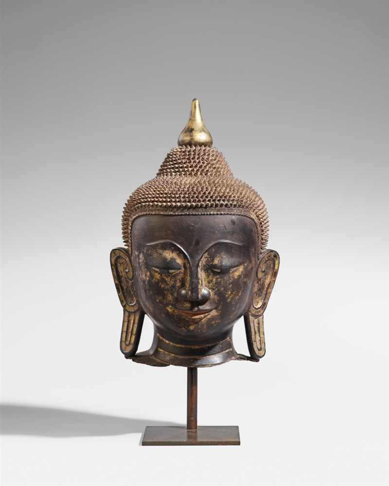 Sehr großer Kopf eines Buddha. Trockenlack, Lack und Spiegelglas. Birma, Shan-Stil. 19. Jh. Die