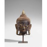Sehr großer Kopf eines Buddha. Trockenlack, Lack und Spiegelglas. Birma, Shan-Stil. 19. Jh. Die