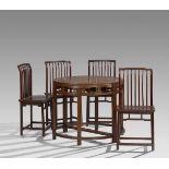 Paar halbkreisförmige Tische und vier Stühle. Hartholz. 19./20. Jh. a) Auf vier kräftigen Beinen mit