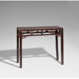 Viereckiger Tisch. Jumu-Holz mit dünner schwarzbrauner Lackierung. 19. Jh. Auf vier Vierkantbeinen