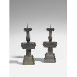 Paar vierkantige Altar-Kerzenleuchter. Bronze. Qing-Zeit, 18. Jh. Fuß, Schale und Schaft mit
