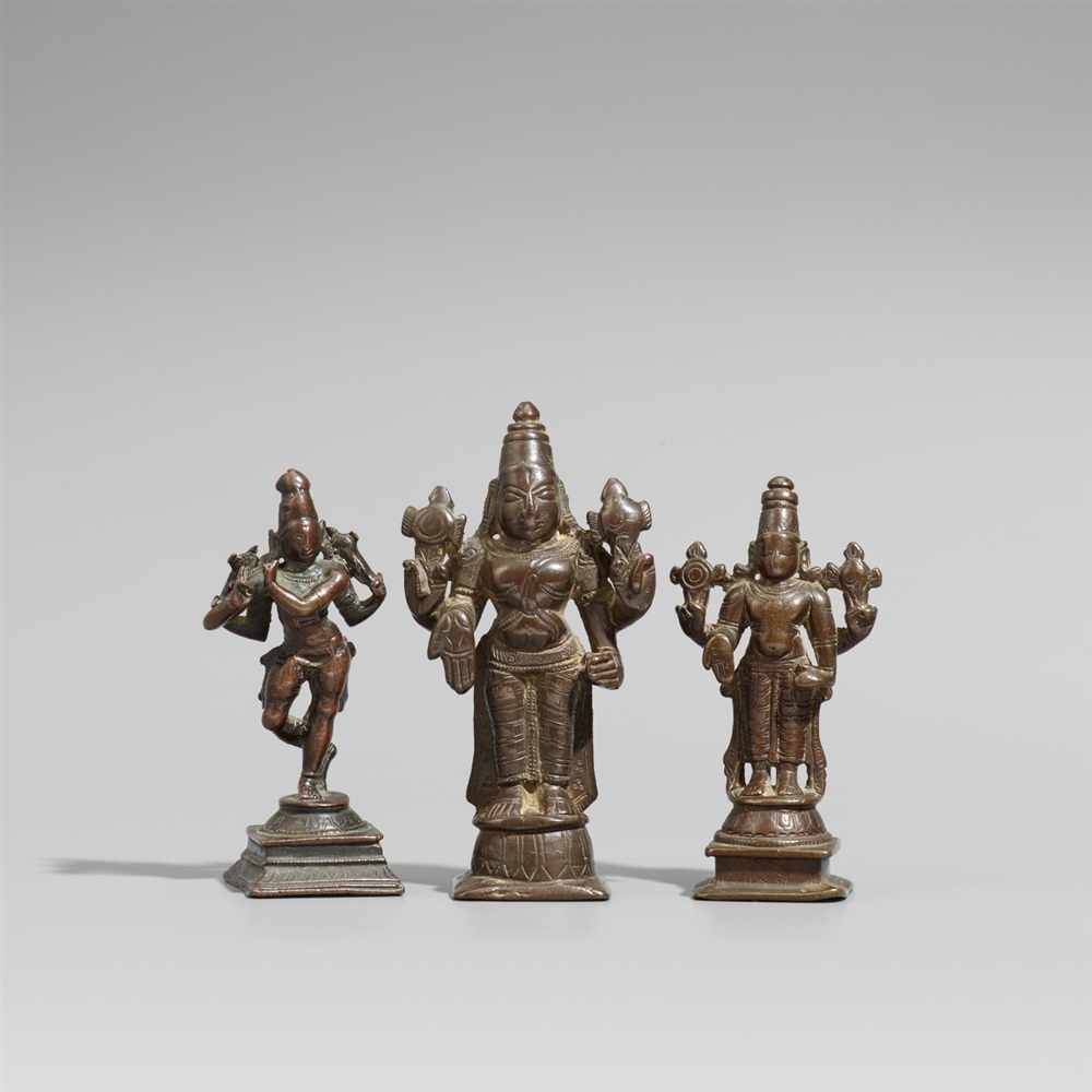 Drei Figuren. Bronze. Südindien. 17./19. Jh. a) Vierarmiger Krishna Venugopala in padasvastika, in