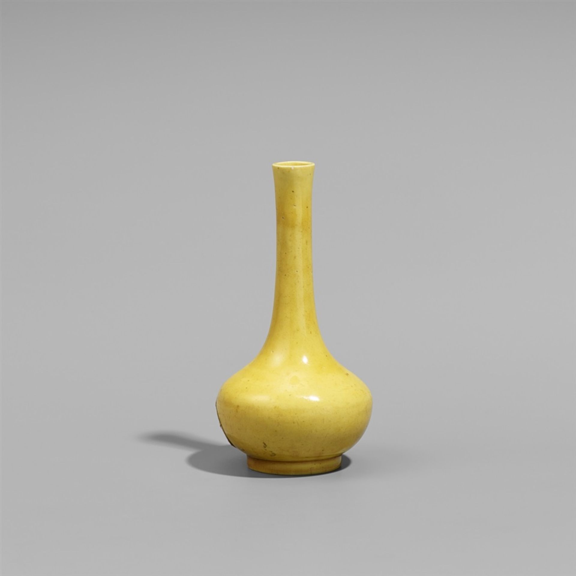 Miniaturvase mit gelber Glasur. Kangxi-Periode (1662-1722) Flachkugeliger Körper mit langem