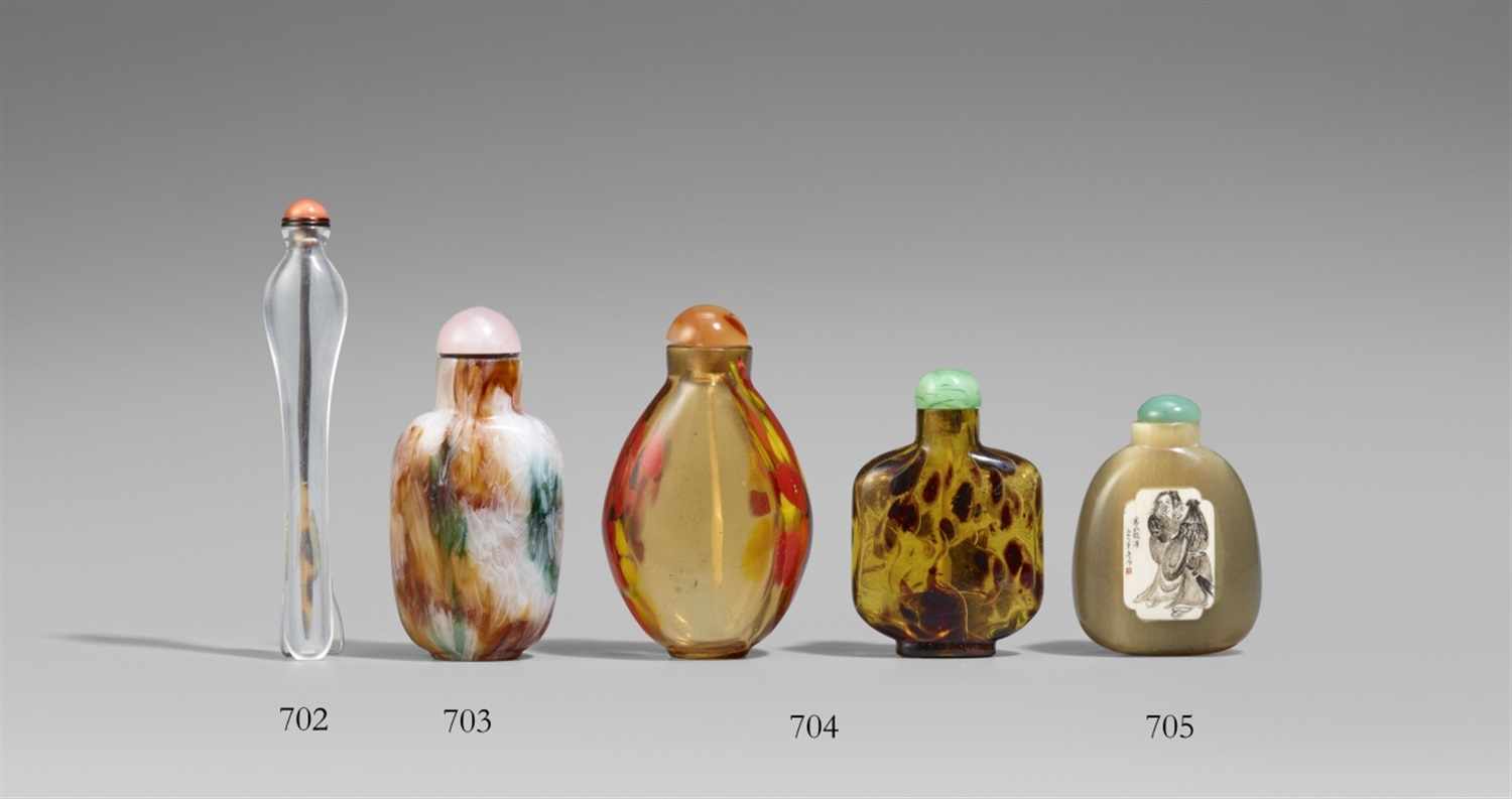 Zwei snuff bottle. Glas. 19./20. Jh. Beide durchscheinend, a) mit roten, gelben und schwarzen