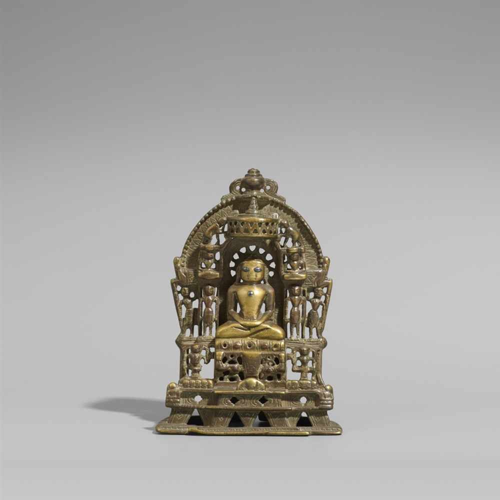 Jain-Altar. Gelbguss und Einlagen aus Silber und Kupfer. Gujarat/Rajasthan. 15./17. Jh. In der Mitte - Image 3 of 3