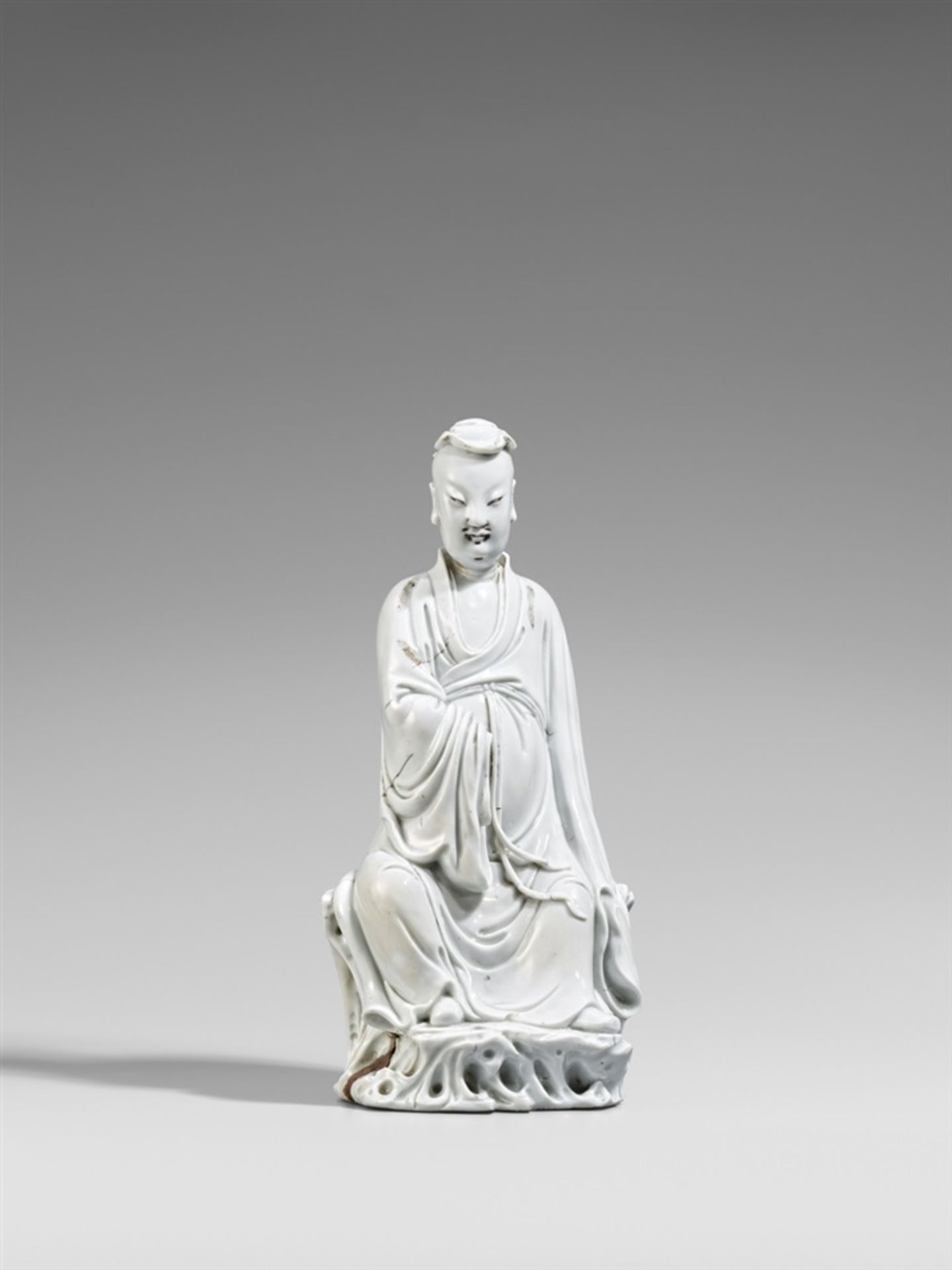 Blanc de Chine-Figur eines Gelehrten. Kangxi-Periode (1662-1722) Auf einem Felsen sitzende Figur.