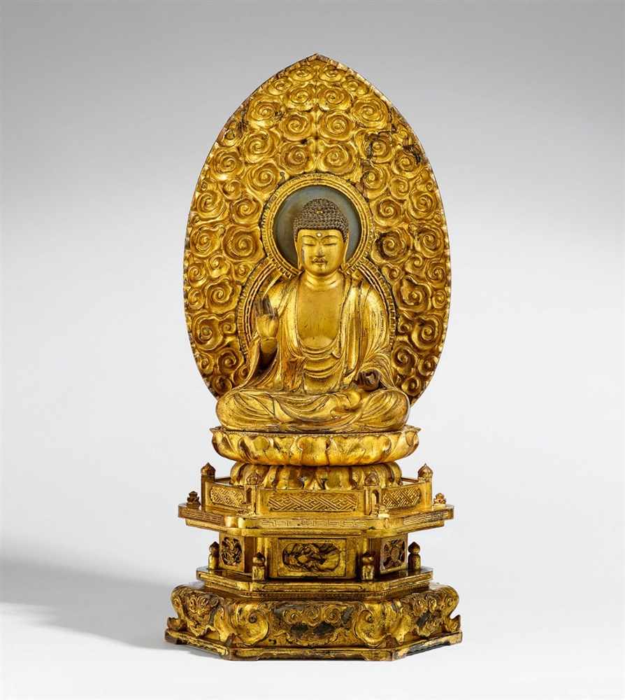 Buddha Amida Nyorai. Holz, über Schwarzlack vergoldet. 18./19. Jh. 3-tlg. Im Meditationssitz auf