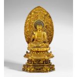 Buddha Amida Nyorai. Holz, über Schwarzlack vergoldet. 18./19. Jh. 3-tlg. Im Meditationssitz auf