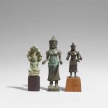 Drei kleine Figuren. Bronze. Kambodscha. 12./13. Jh. a) Buddha im Meditationssitz auf einer naga-