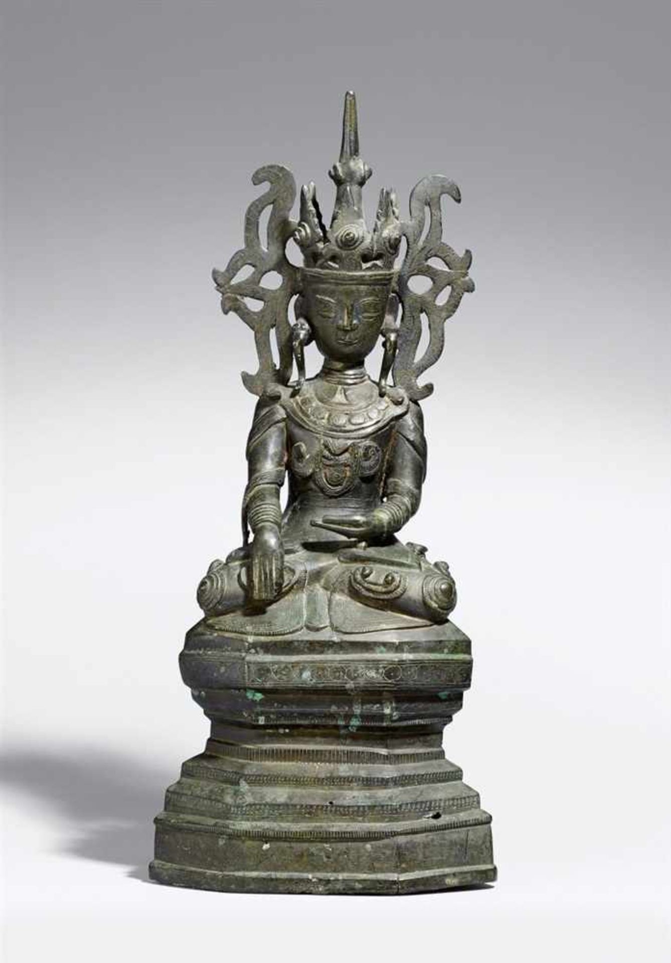 Jamuphati Buddha. Bronze. Birma. 19. Jh. Im Meditationssitz (padmasana) auf einem getreppten, - Bild 3 aus 3