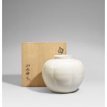 Große, melonenförmige Vase. 20. Jh. Am Boden Ritzmarke unter der Glasur: Yuki (= Yamamoto Nobuyuki)