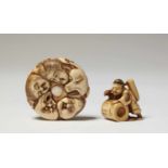 Zwei Netsuke. Elfenbein. Spätes 19. Jh. a) Manjû mit verschiedenen Masken. b) Ebisu mit Mörser und